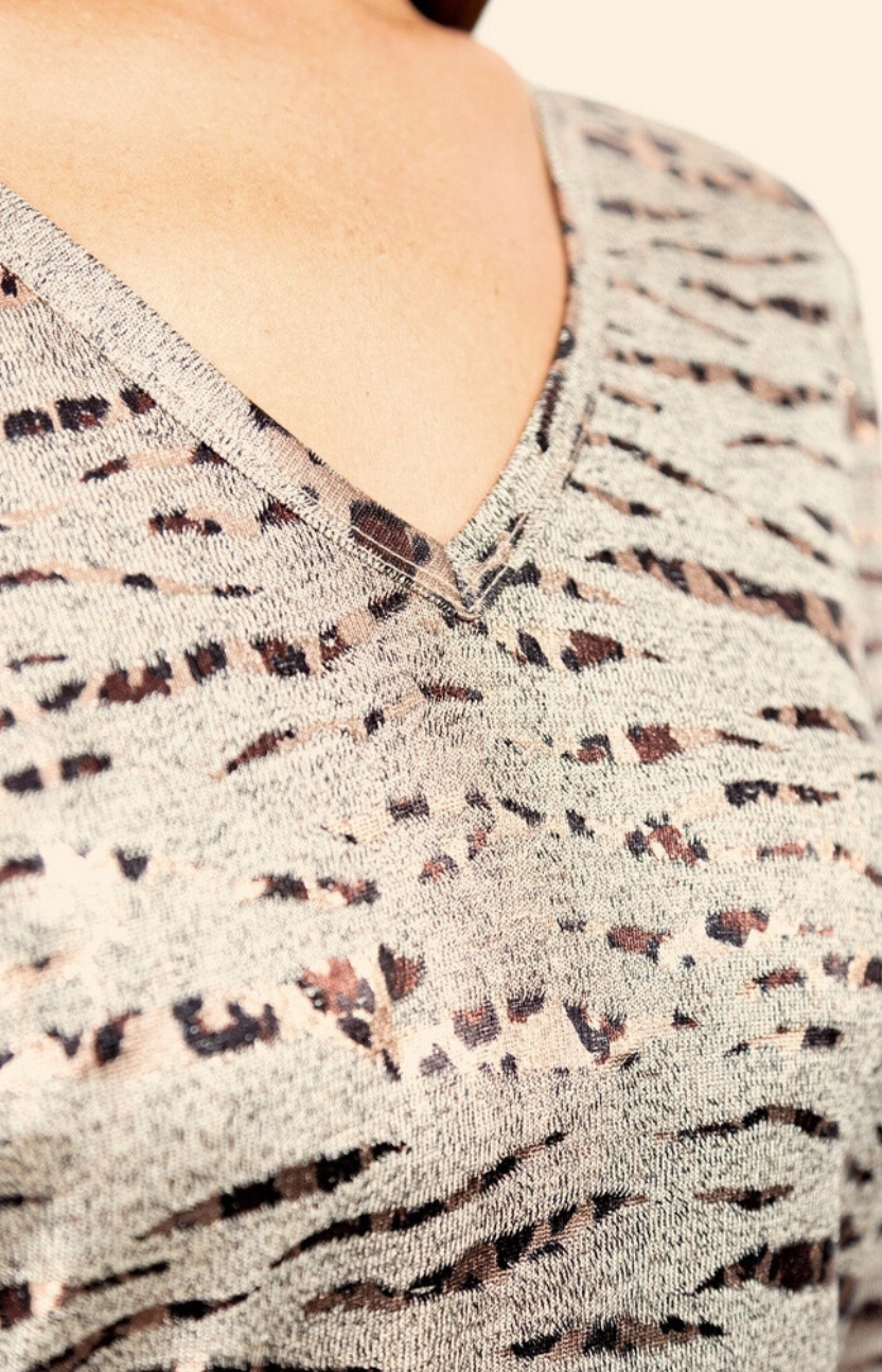 Blouse imprimé tigré irisé – Col V